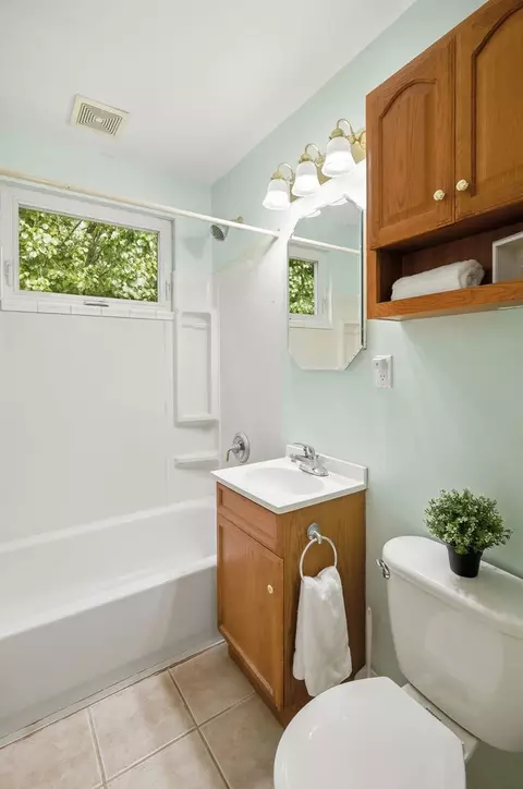 Bath - 3905 Custer Ave, Lyons, IL 60534 photo 2 of 2