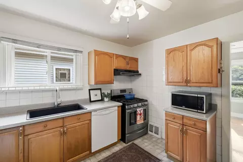 Kitchen - 3905 Custer Ave, Lyons, IL 60534 photo 2 of 2
