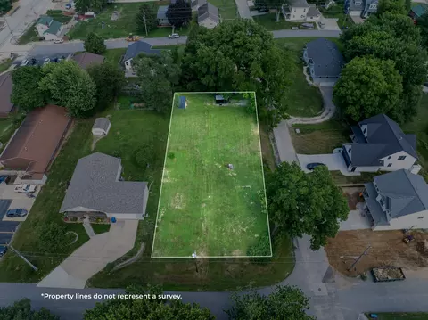 327 Dodge St, Leclaire, IA 52753