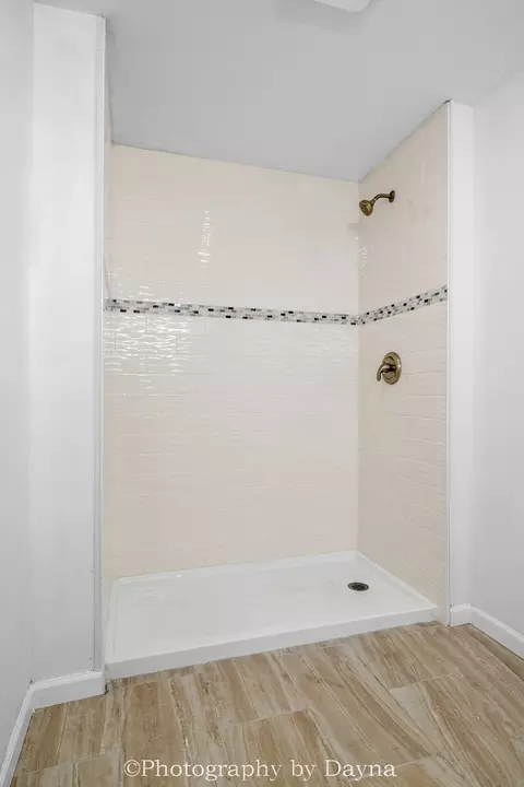 Bath - 595 S Curtis Ave, Kankakee, IL 60901 photo 2 of 4