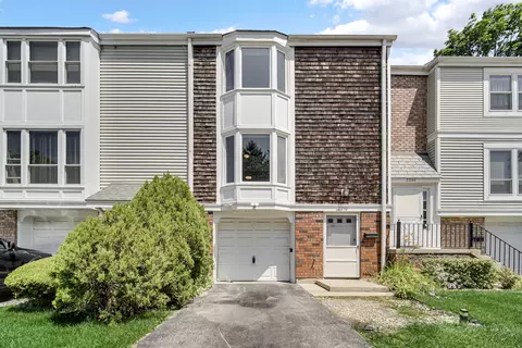 2210 Langdon Pl, Hoffman Estates, IL 60169 photo 2