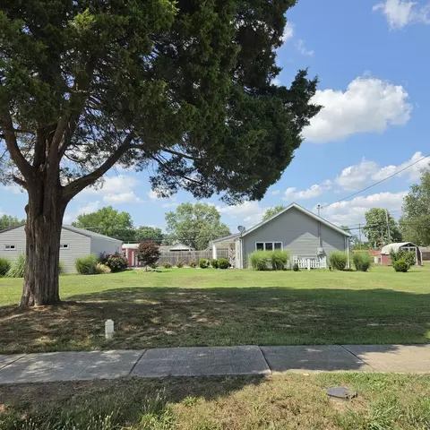 Exterior - 505 Sylvester Ave W, Christopher, IL 62822 photo 2 of 3