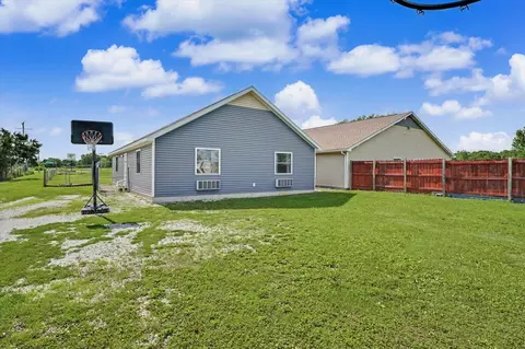 Exterior - 2201 Kickapoo Dr, Danville, IL 61832 photo 7 of 11