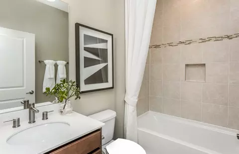 Bath - 3218 Kimblewick Cir, Aurora, IL 60503 photo 3 of 3