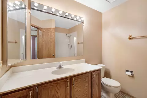 Bath - 640 Lilac Dr, Algonquin, IL 60102 photo 2 of 6