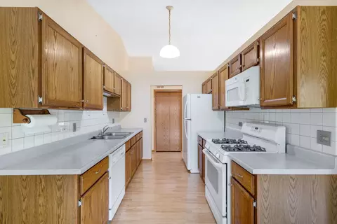 Kitchen - 640 Lilac Dr, Algonquin, IL 60102 photo 2 of 2