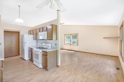 Living - 640 Lilac Dr, Algonquin, IL 60102 photo 5 of 5