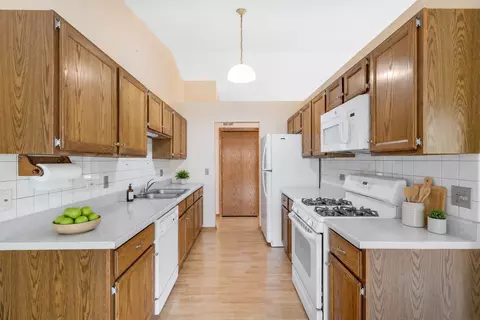 Kitchen - 640 Lilac Dr, Algonquin, IL 60102 photo 1 of 2
