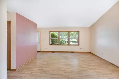 Living - 640 Lilac Dr, Algonquin, IL 60102 photo 2 of 5