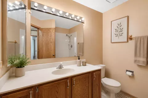 Bath - 640 Lilac Dr, Algonquin, IL 60102 photo 1 of 6