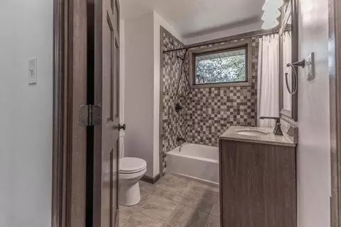 Bath - 8223 Maple Ave, Gary, IN 46403 photo 1 of 3
