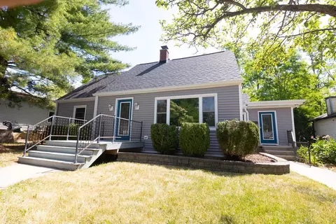 305 Glenice Pkwy, Fox River Grove, IL 60021