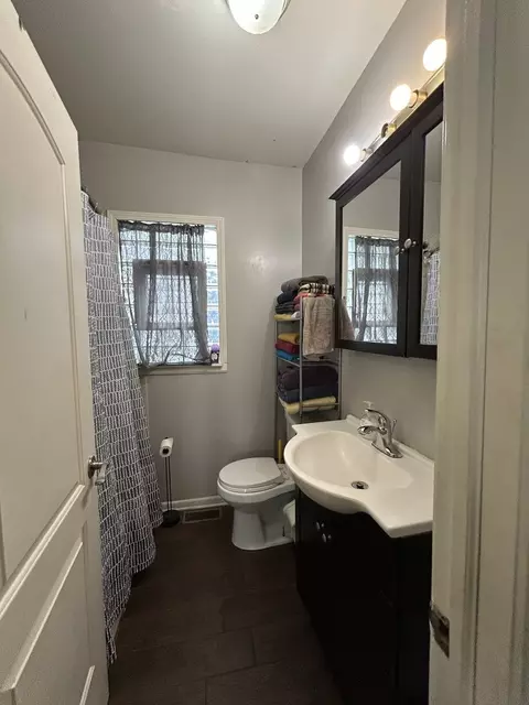 Bath - 2005 Darrow Ave, Evanston, IL 60201 photo 1 of 2