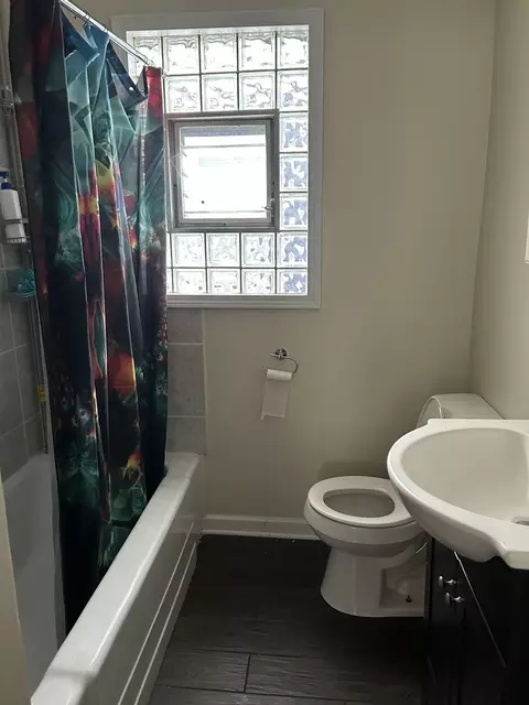 Bath - 2005 Darrow Ave, Evanston, IL 60201 photo 2 of 2
