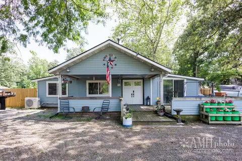 2 Elmwood Ave, Momence, IL 60954