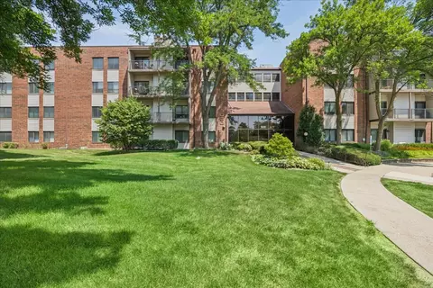 3030 Pheasant Creek Dr #103, Northbrook, IL 60062