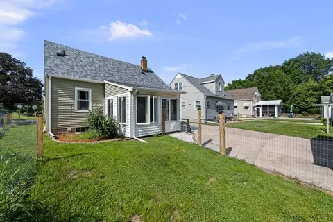 Exterior - 802 27th Ave, Moline, IL 61265 photo 4 of 7