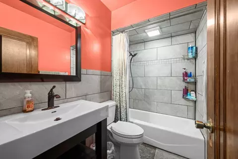 Bath - 802 27th Ave, Moline, IL 61265 photo 1 of 1