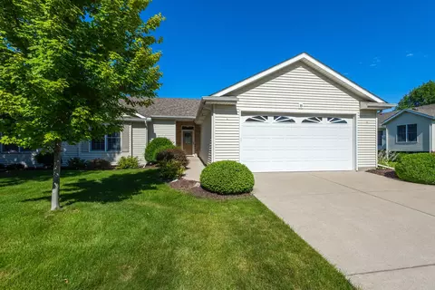 35 Madison Cir, Davenport, IA 52806