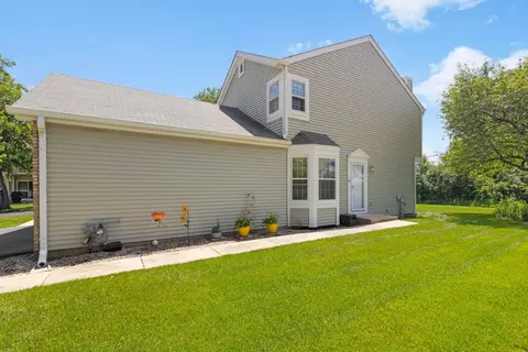 486 Nicole Dr #D, Bartlett, IL 60103 photo 2