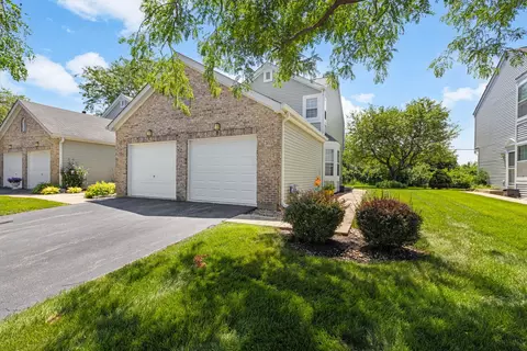 486 Nicole Dr #D, Bartlett, IL 60103 photo 1