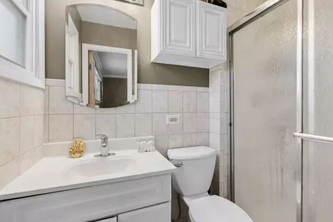 Bath - 4388 Lincoln Ct, Rolling Meadows, IL 60008 photo 3 of 3