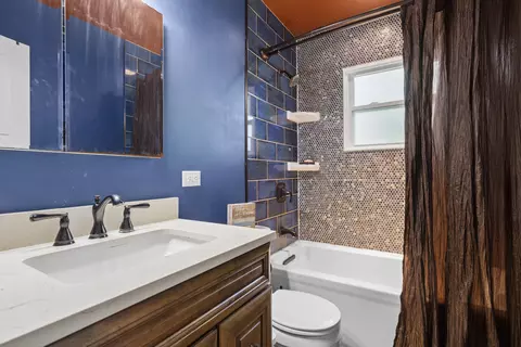 Bath - 4388 Lincoln Ct, Rolling Meadows, IL 60008 photo 2 of 3