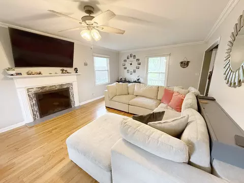 Living - 4388 Lincoln Ct, Rolling Meadows, IL 60008 photo 3 of 5