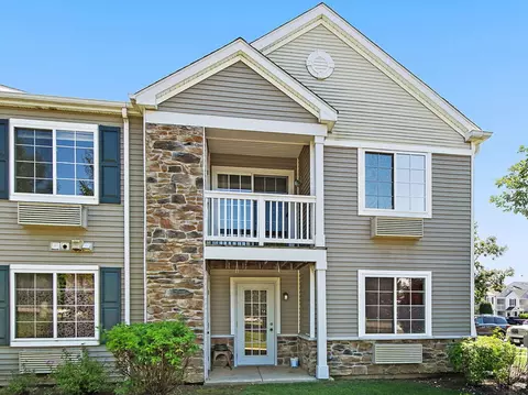 131 Silverstone Dr #4, Carpentersville, IL 60110