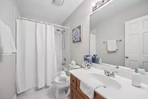 Bath - 2214 Keim Dr, Aurora, IL 60503 photo 6 of 6