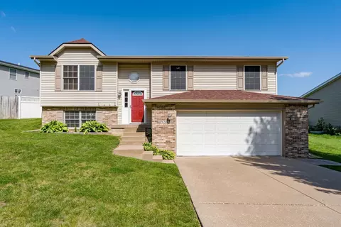 5343 Hillandale Rd, Davenport, IA 52806