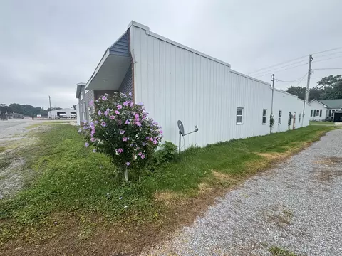 Exterior - 121 E Railroad St, Flora, IL 62839 photo 2 of 2