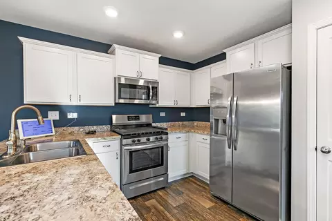 Kitchen - 1154 Kingsmill Dr, Algonquin, IL 60102 photo 2 of 2