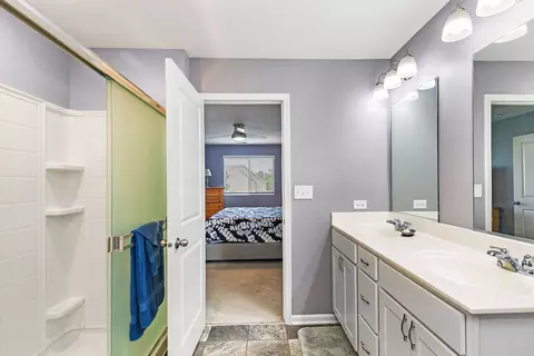 Bath - 1154 Kingsmill Dr, Algonquin, IL 60102 photo 3 of 4