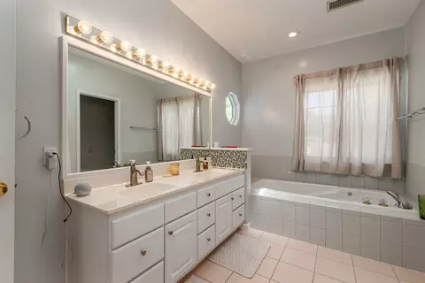 Bath - 36 Edgewood Ln N, Centralia, IL 62801 photo 2 of 7