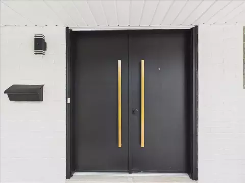 Entry Way - 1504 Pfingsten Rd, Glenview, IL 60025 photo 1 of 3
