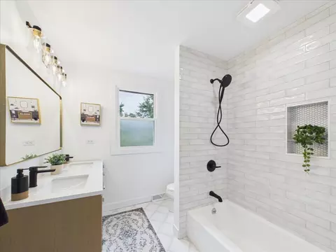 Bath - 1504 Pfingsten Rd, Glenview, IL 60025 photo 3 of 8