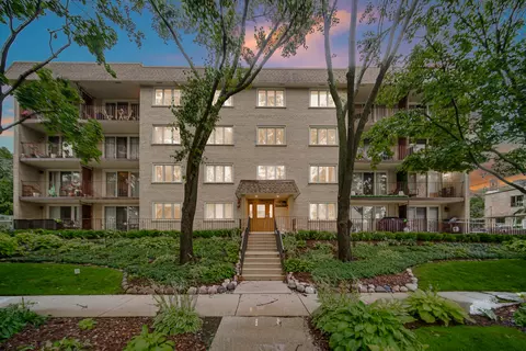 225 E Wing St #302, Arlington Heights, IL 60004