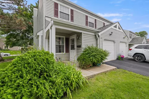 510 Nebraska Cir, Carol Stream, IL 60188