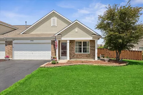 1950 Diamond Head Trl, Pingree Grove, IL 60140