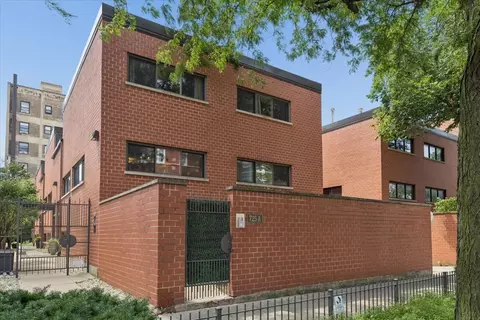 725 W Waveland Ave #A, Chicago, IL 60613