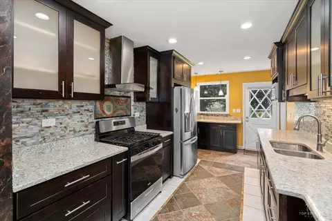 133 E Berkley Ln, Hoffman Estates, IL 60169 photo 12