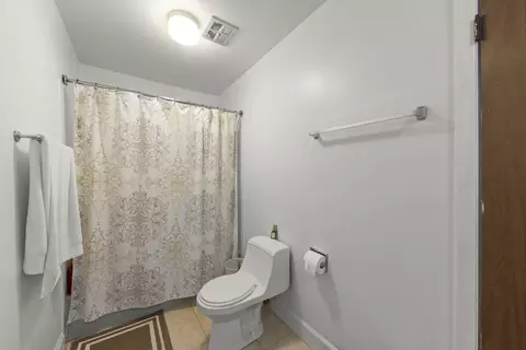 Bath - 1613 Groton Ct, Wheaton, IL 60189 photo 2 of 3
