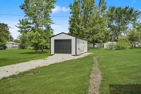 Exterior - 311 E Meuser Dr, Paxton, IL 60957 photo 4 of 8