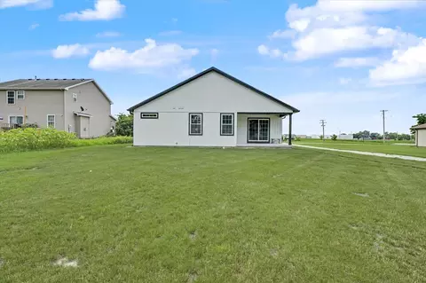 Exterior - 311 E Meuser Dr, Paxton, IL 60957 photo 6 of 8