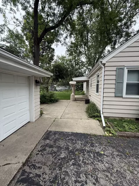 Exterior - 47 W Algonquin Rd, Des Plaines, IL 60016 photo 20 of 28
