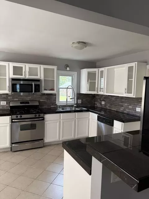 Kitchen - 47 W Algonquin Rd, Des Plaines, IL 60016 photo 2 of 4
