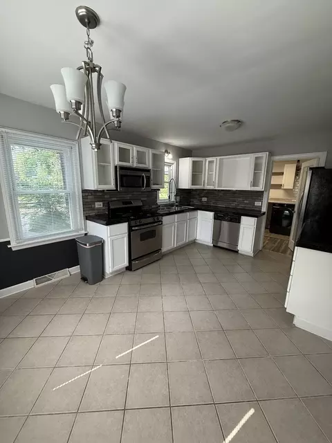 Kitchen - 47 W Algonquin Rd, Des Plaines, IL 60016 photo 3 of 4