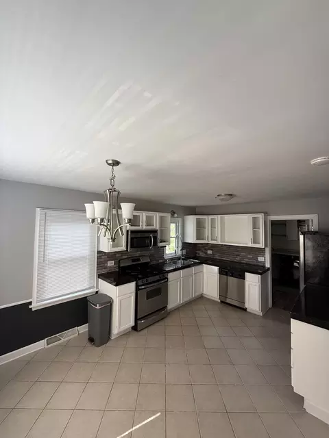 Kitchen - 47 W Algonquin Rd, Des Plaines, IL 60016 photo 1 of 4