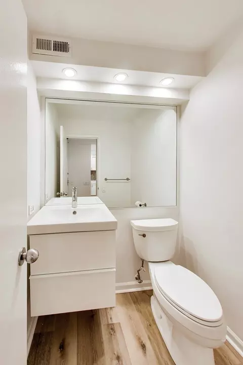 Bath - 110 E Delaware Pl #1402, Chicago, IL 60611 photo 1 of 2